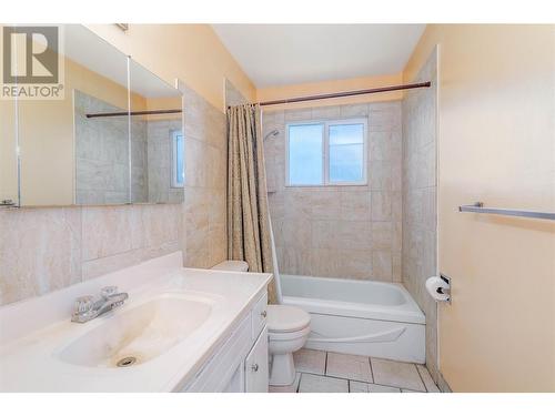 830 Cactus Road, Kelowna, BC - Indoor Photo Showing Bathroom