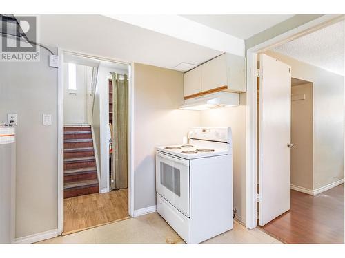 830 Cactus Road, Kelowna, BC - Indoor Photo Showing Kitchen