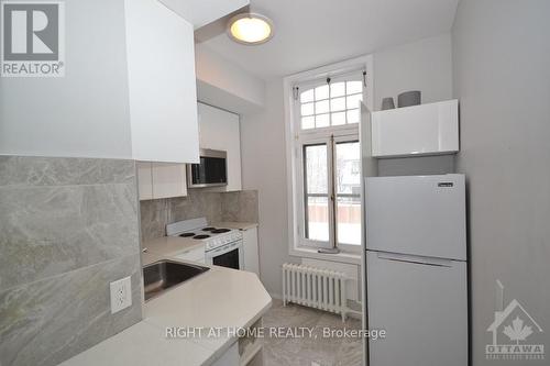 17 Marlborough Avenue E, Ottawa, ON - Indoor Photo Showing Kitchen