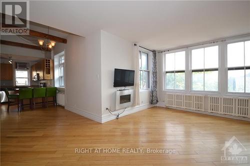 17 Marlborough Avenue E, Ottawa, ON - Indoor Photo Showing Living Room