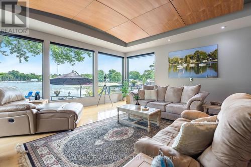 183 Cedar Island Road, Orillia, ON - Indoor Photo Showing Living Room