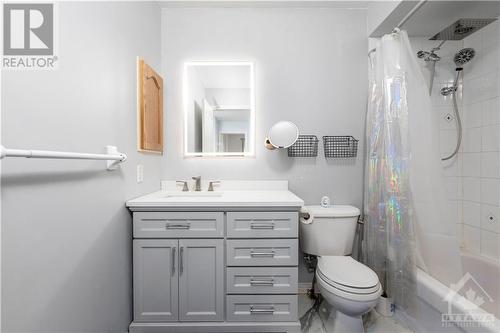 939 Markwick Crescent, Ottawa, ON - Indoor Photo Showing Bathroom