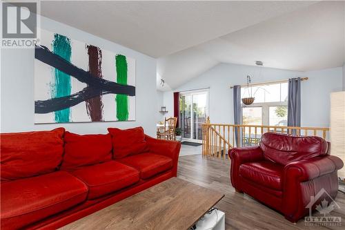 939 Markwick Crescent, Ottawa, ON - Indoor Photo Showing Living Room