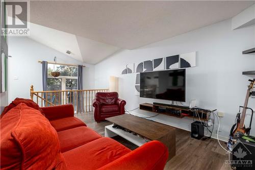 939 Markwick Crescent, Ottawa, ON - Indoor Photo Showing Living Room