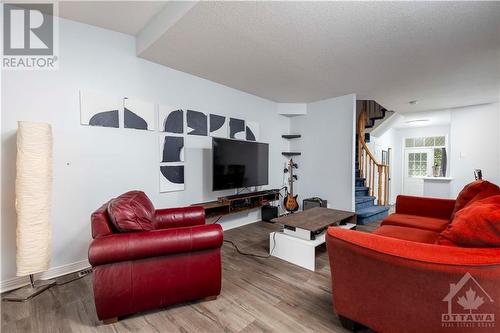 939 Markwick Crescent, Ottawa, ON - Indoor Photo Showing Living Room