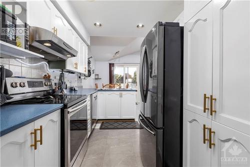 939 Markwick Crescent, Ottawa, ON - Indoor Photo Showing Kitchen