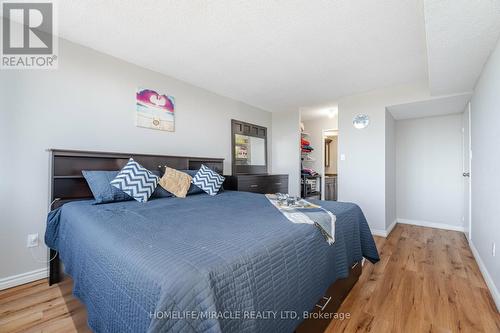 403 - 10 Markbrook Lane, Toronto (Mount Olive-Silverstone-Jamestown), ON - Indoor Photo Showing Bedroom