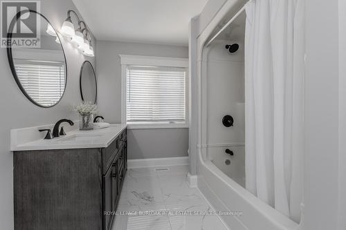 599 Cumberland Avenue, Burlington (Roseland), ON - Indoor Photo Showing Bathroom