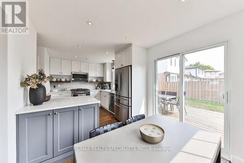 3072 Flanagan Court, Burlington, ON - Indoor Photo Showing Kitchen With Stainless Steel Kitchen With Upgraded Kitchen