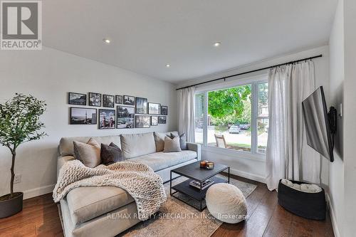 3072 Flanagan Court, Burlington, ON - Indoor Photo Showing Living Room