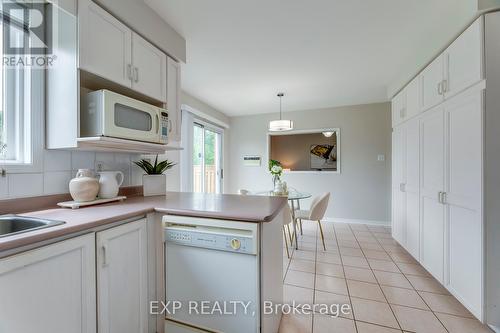 4208 Sagebrush Trail, Mississauga, ON - Indoor Photo Showing Kitchen