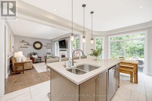 147 Upper Canada Court, Halton Hills (Georgetown), ON - Indoor Photo Showing Kitchen With Double Sink With Upgraded Kitchen