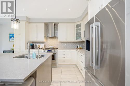 147 Upper Canada Court, Halton Hills (Georgetown), ON - Indoor Photo Showing Kitchen With Double Sink With Upgraded Kitchen