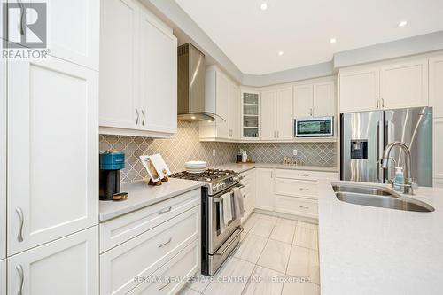 147 Upper Canada Court, Halton Hills (Georgetown), ON - Indoor Photo Showing Kitchen With Double Sink With Upgraded Kitchen