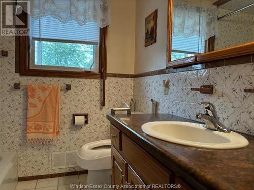 1344 Francois Road, Windsor, ON - Indoor Photo Showing Bathroom