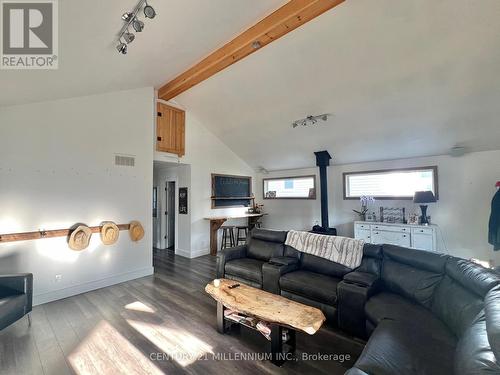 22 Market Street, Collingwood, ON - Indoor Photo Showing Living Room