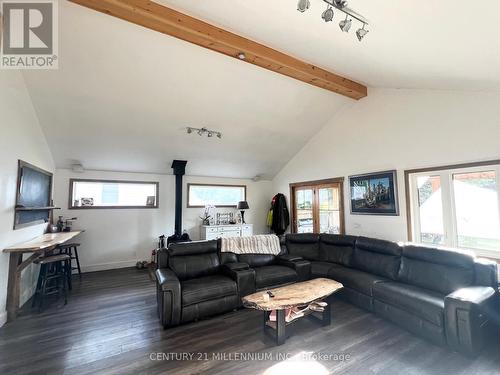 22 Market Street, Collingwood, ON - Indoor Photo Showing Living Room