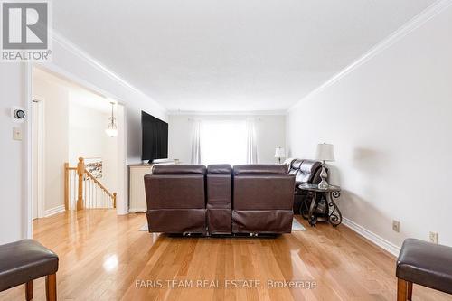 110 Chieftain Crescent, Barrie, ON - Indoor Photo Showing Living Room