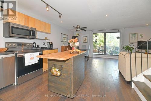 113 - 1050 Falgarwood Drive, Oakville, ON - Indoor Photo Showing Kitchen