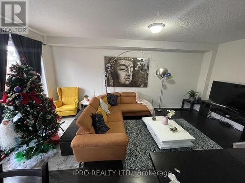 122 Kempenfelt Trail, Brampton, ON - Indoor Photo Showing Living Room