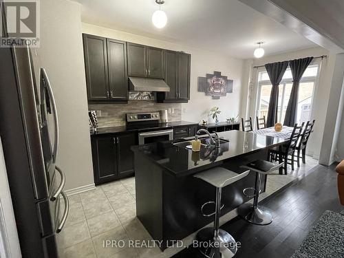 122 Kempenfelt Trail, Brampton, ON - Indoor Photo Showing Kitchen With Upgraded Kitchen