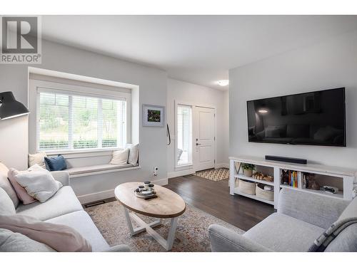 1450 Union Road Unit# 8, Kelowna, BC - Indoor Photo Showing Living Room