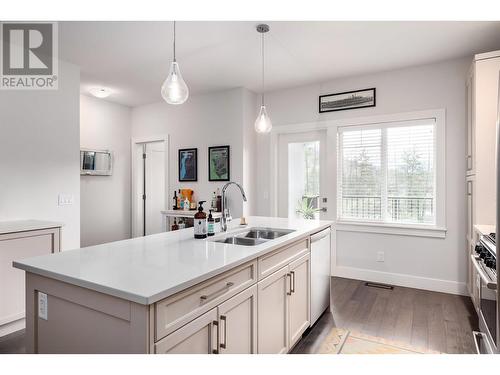 1450 Union Road Unit# 8, Kelowna, BC - Indoor Photo Showing Kitchen With Double Sink