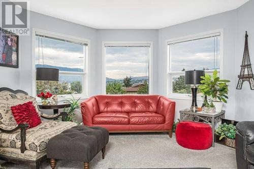 2920 Allenby Way, Vernon, BC - Indoor Photo Showing Living Room