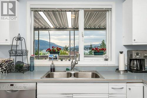 2920 Allenby Way, Vernon, BC - Indoor Photo Showing Kitchen With Double Sink