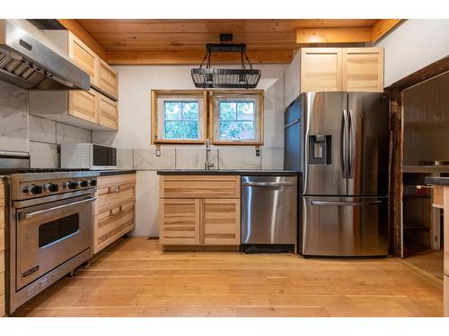 891 5Th Avenue, Fernie, BC - Indoor Photo Showing Kitchen