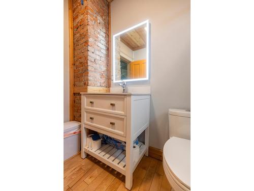 891 5Th Avenue, Fernie, BC - Indoor Photo Showing Bathroom