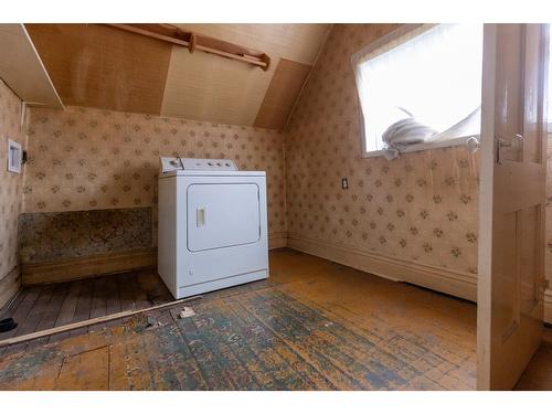 891 5Th Avenue, Fernie, BC - Indoor Photo Showing Laundry Room