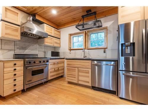 891 5Th Avenue, Fernie, BC - Indoor Photo Showing Kitchen