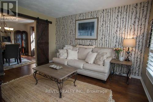 52 Beckett Drive, Brantford, ON - Indoor Photo Showing Living Room