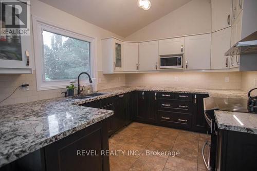 52 Beckett Drive, Brantford, ON - Indoor Photo Showing Kitchen With Double Sink With Upgraded Kitchen