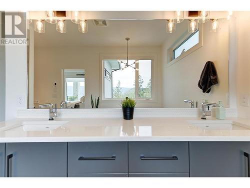 2489 Tallus Heights Drive, West Kelowna, BC - Indoor Photo Showing Bathroom