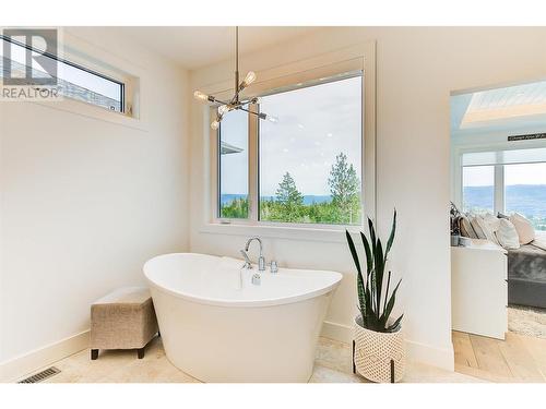 2489 Tallus Heights Drive, West Kelowna, BC - Indoor Photo Showing Bathroom