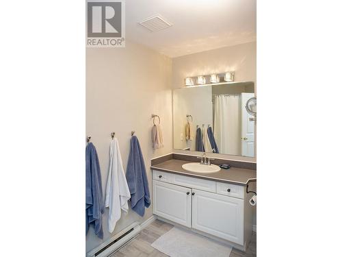 416 Beasley  W Crescent, Nelson, BC - Indoor Photo Showing Bathroom