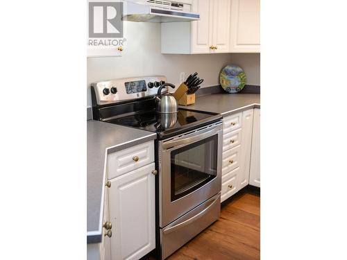 416 Beasley  W Crescent, Nelson, BC - Indoor Photo Showing Kitchen