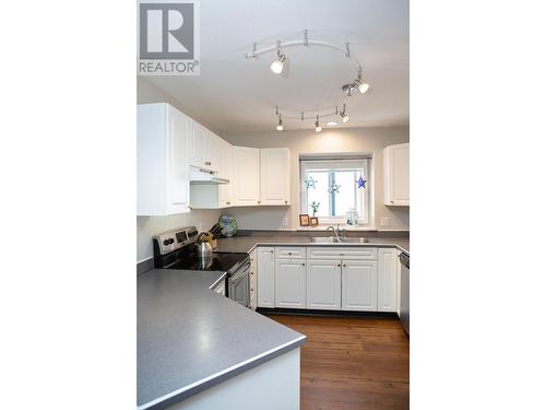 416 Beasley  W Crescent, Nelson, BC - Indoor Photo Showing Kitchen With Double Sink