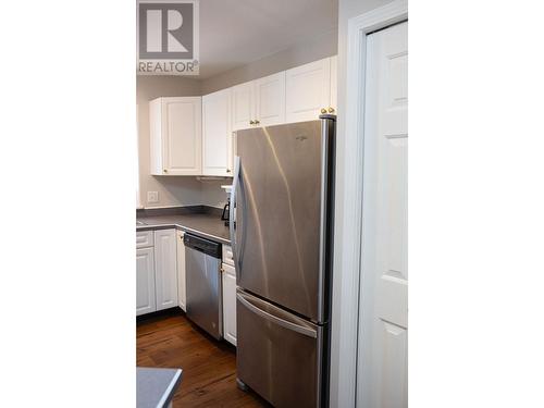 416 Beasley  W Crescent, Nelson, BC - Indoor Photo Showing Kitchen