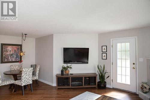 416 Beasley  W Crescent, Nelson, BC - Indoor Photo Showing Living Room