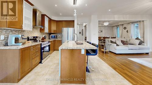 523 Halo Street, Oshawa (Windfields), ON - Indoor Photo Showing Kitchen With Upgraded Kitchen