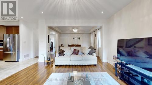 523 Halo Street, Oshawa (Windfields), ON - Indoor Photo Showing Living Room