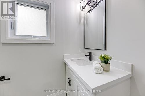 48 Walnut Street, New Tecumseth, ON - Indoor Photo Showing Bathroom