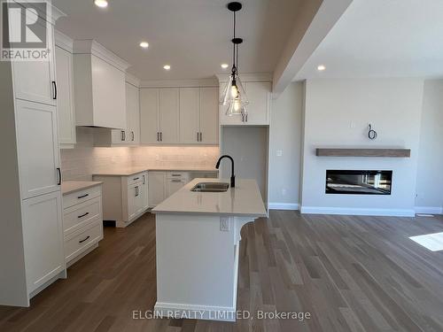 21-49 Royal Dornoch Drive, St. Thomas, ON - Indoor Photo Showing Kitchen With Fireplace With Double Sink With Upgraded Kitchen