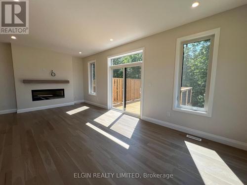 21-49 Royal Dornoch Drive, St. Thomas, ON - Indoor Photo Showing Living Room With Fireplace