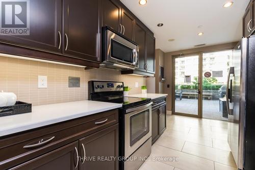 904 - 330 Ridout Street N, London, ON - Indoor Photo Showing Kitchen With Upgraded Kitchen