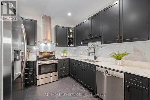 28 Benadir Avenue, Caledon, ON - Indoor Photo Showing Kitchen With Double Sink With Upgraded Kitchen