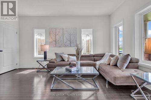 27 Brixham Lane, Brampton (Fletcher'S Meadow), ON - Indoor Photo Showing Living Room